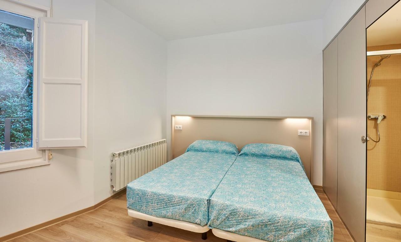 Alberg Abat Oliba Monistrol de Montserrat エクステリア 写真 A bedroom with two single beds