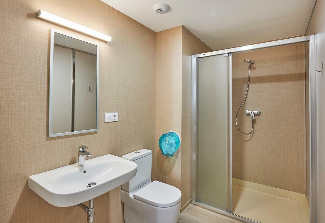 Alberg Abat Oliba Monistrol de Montserrat エクステリア 写真 A modern bathroom with a shower enclosure
