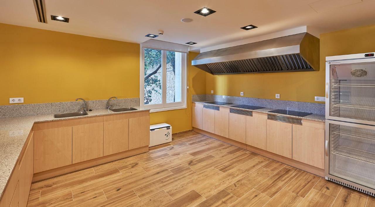Alberg Abat Oliba Monistrol de Montserrat エクステリア 写真 A kitchen with a wall mounted ventilation hood